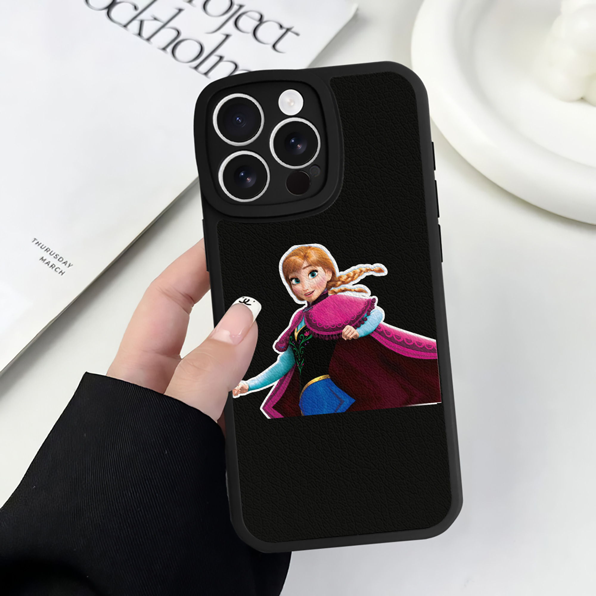 （画像用） アナと雪の女王 アンナ エルサ Frozen Anna Elsa 【iPhone 16シリーズ対応】シリコンスマホケース（レザー調） 材質：シリコン